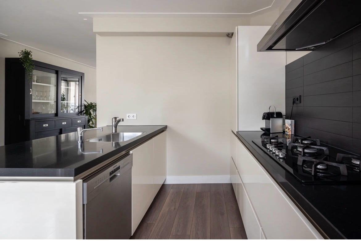 Moderne keuken met kookeiland en kastenwand, Ophalen, Gebruikt, Wit, Overige typen