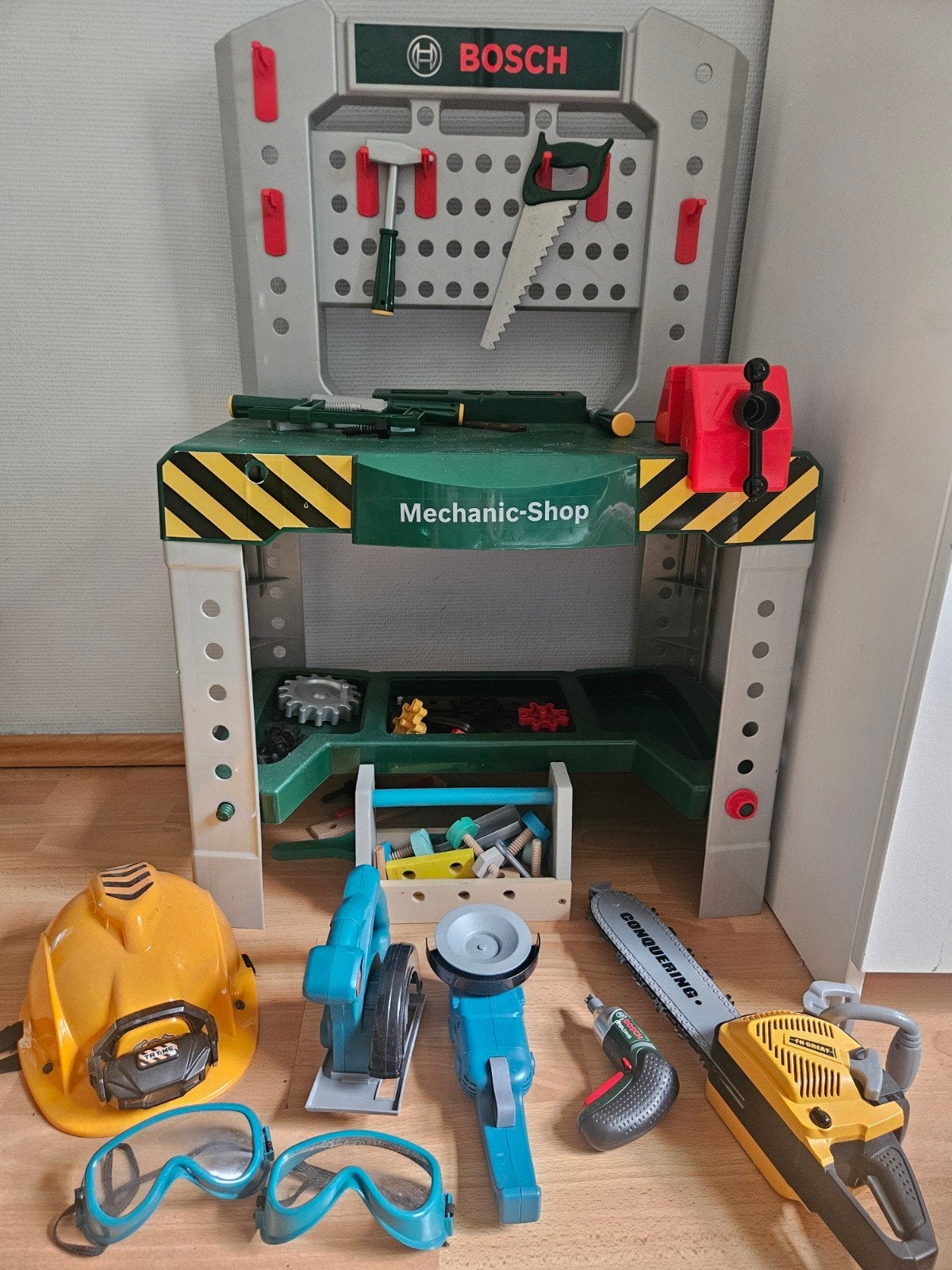 Bosch speelgoed werkbank met gereedschap en helm, Ophalen of Verzenden, Gebruikt, Knutselen, Met licht