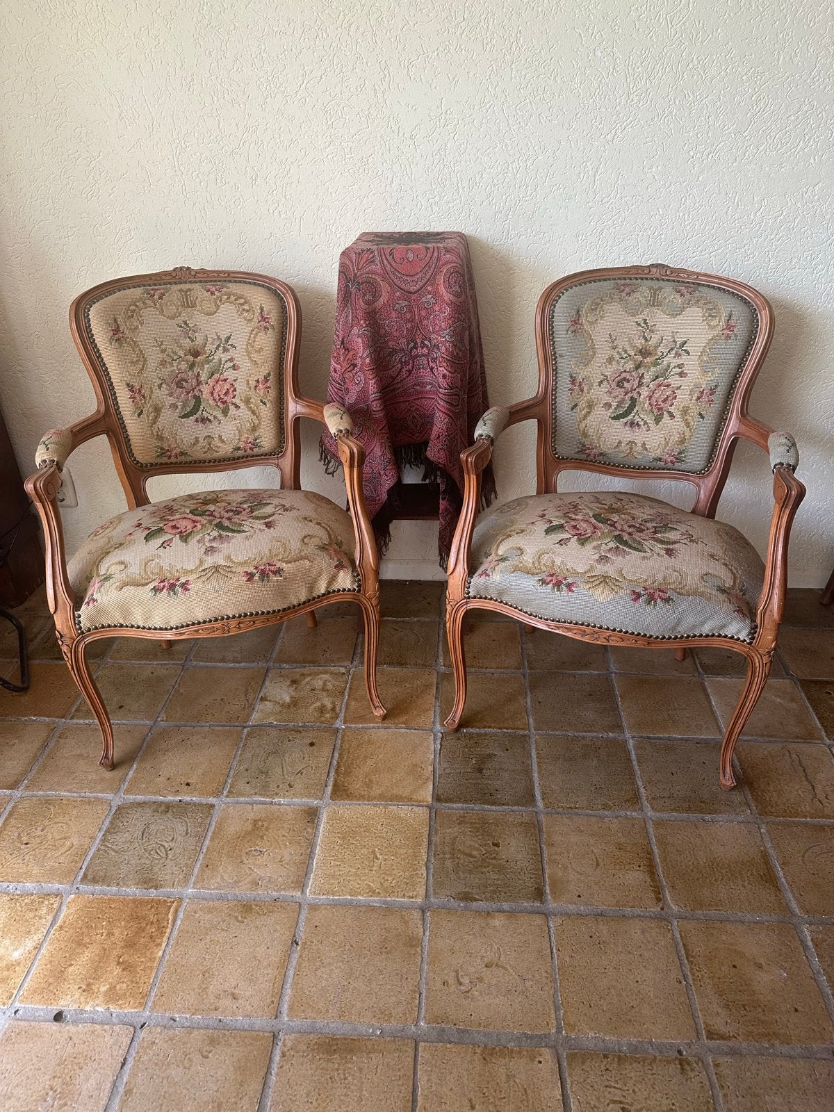 2 Antieke Louis XV fauteuil’s met geborduurd bloemenpatroon, Antiek en Kunst, Antiek | Meubels | Stoelen en Banken, Ophalen