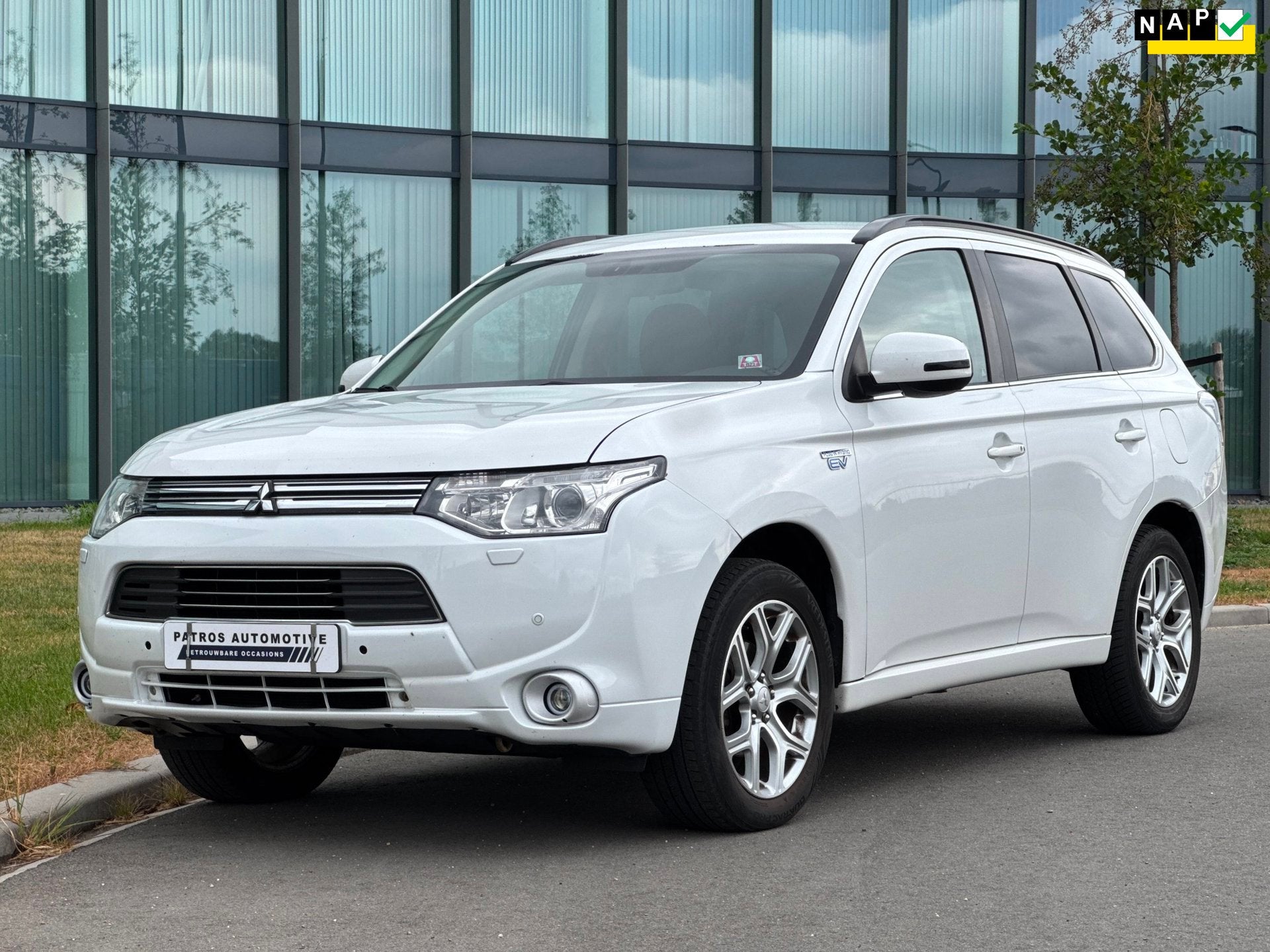 Mitsubishi Outlander 2.0 PHEV Executive Edition // NL Auto /, 4 cilinders, Wit, Vierwielaandrijving, Hybride Elektrisch/Benzine