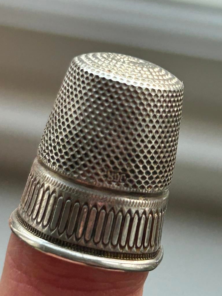 Zilveren vingerhoed met motief, Verzamelen, Vingerhoedjes, Ophalen of Verzenden, Zo goed als nieuw, Zilver