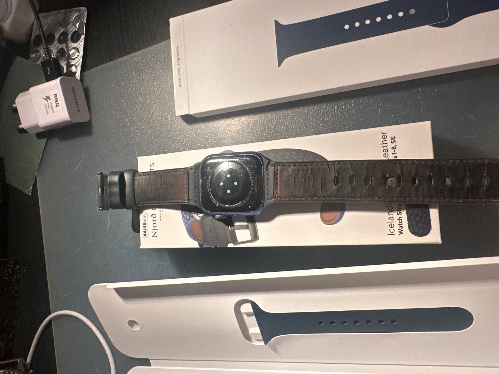 Foto 4 van Apple Watch Series 7 Blauw met alle bandjes plus 1 extra