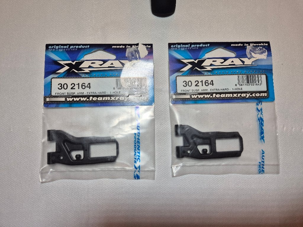 Xray T2 T3 vóór onder draagarm extra hard 2 stuks, Elektro, Nieuw, Ophalen of Verzenden, Schaal 1:10