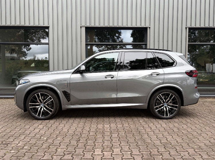 BMW X5 Xdrive50e 490pk Aut 2025 Skyscraper Grey - 20 dkm Pan, Auto's, X5, 2395 kg, Plug-in hybride, Vierwielaandrijving