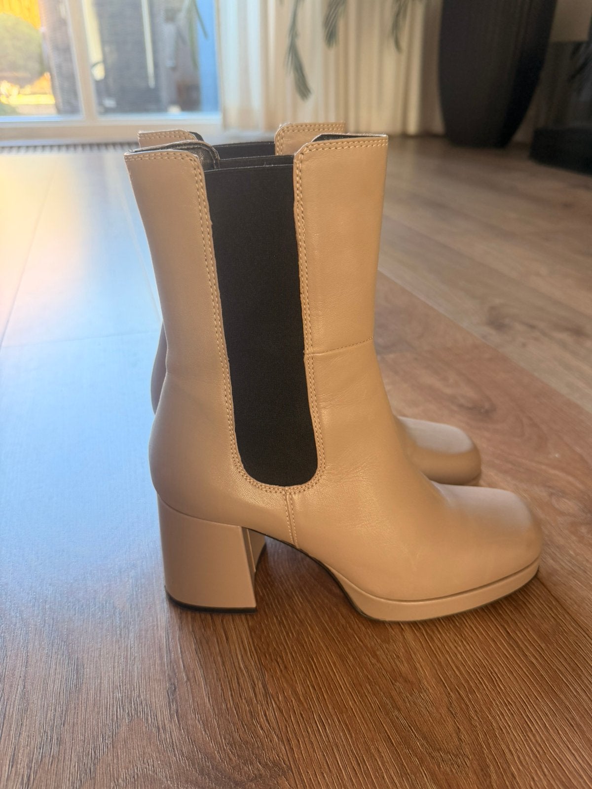 Beige larzen maat 37, Ophalen of Verzenden, Zo goed als nieuw, Beige, Sneakers of Gympen