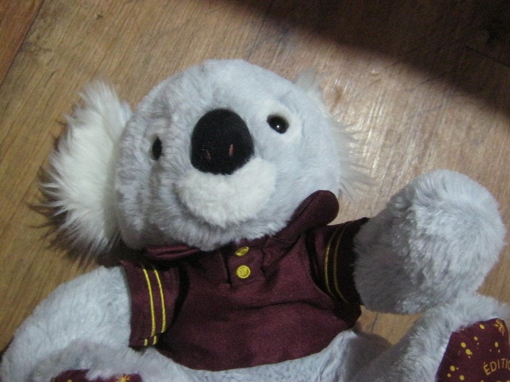 Grijze Marionnaud knuffel met bordeaux jasje 40 ans limitée, Gebruikt, Overige merken, Overige typen, Grijs
