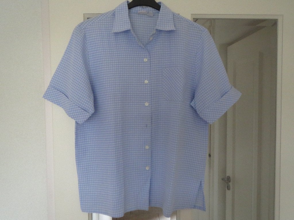 Geruite lichtblauwe damesblouse met korte mouw, Ophalen of Verzenden, Gedragen, Maat 42/44 (L), Blauw