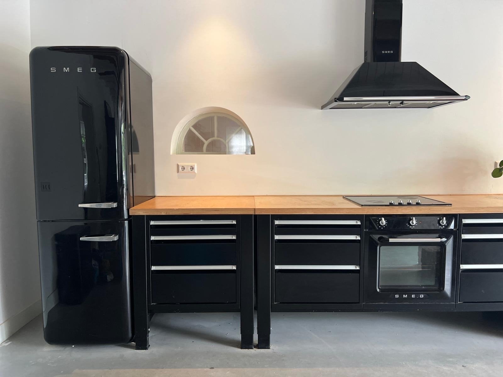 Industriële stalen keuken,5,60m+servicekast, Smeg apparatuur, Ophalen, Gebruikt, Zwart, Enkelwandige keuken