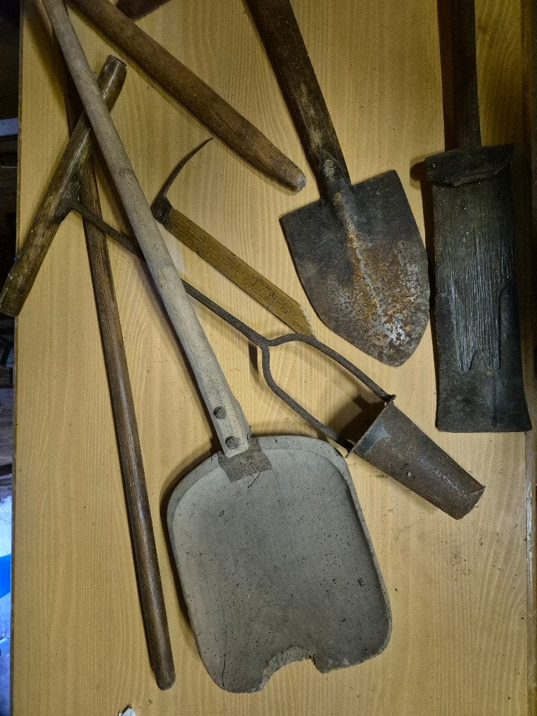 Antiek Turfstekersgereedschap met 6 Oude Gestoken Turven, Ophalen