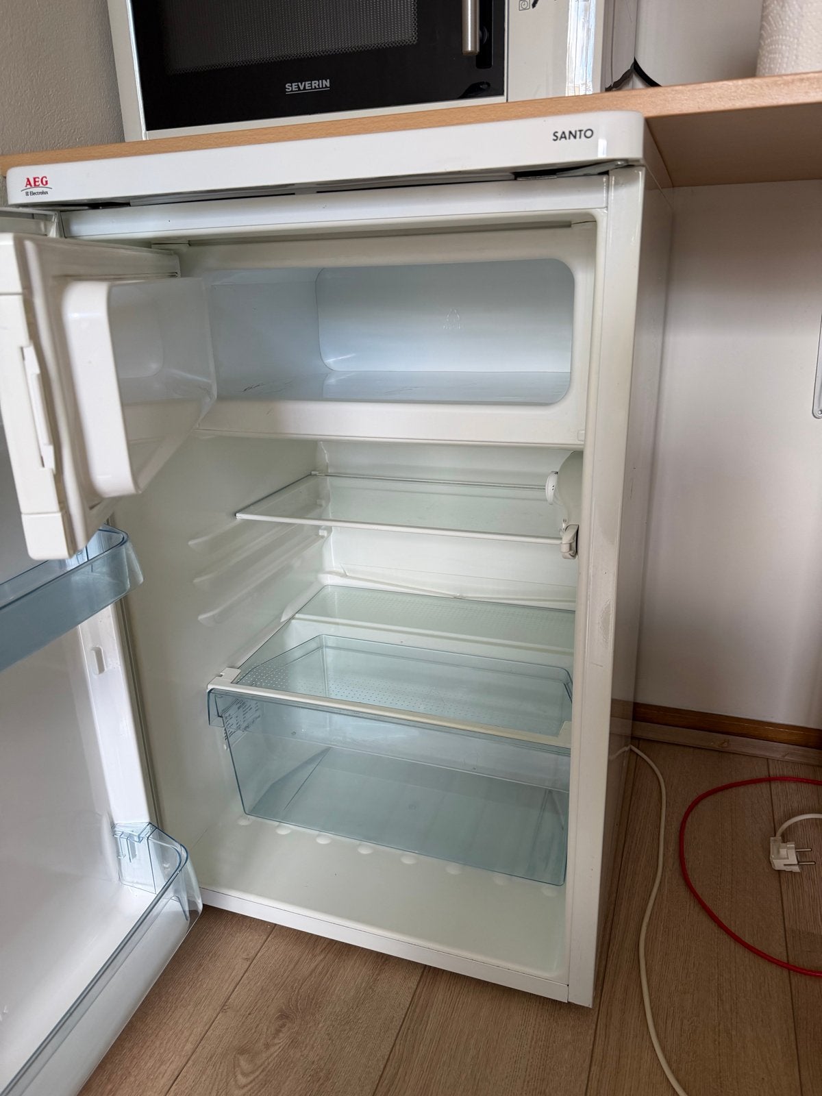 Compacte AEG Santo koelkast met vriesvak, Gebruikt, 100 tot 150 liter, 45 tot 60 cm, Met vriesvak
