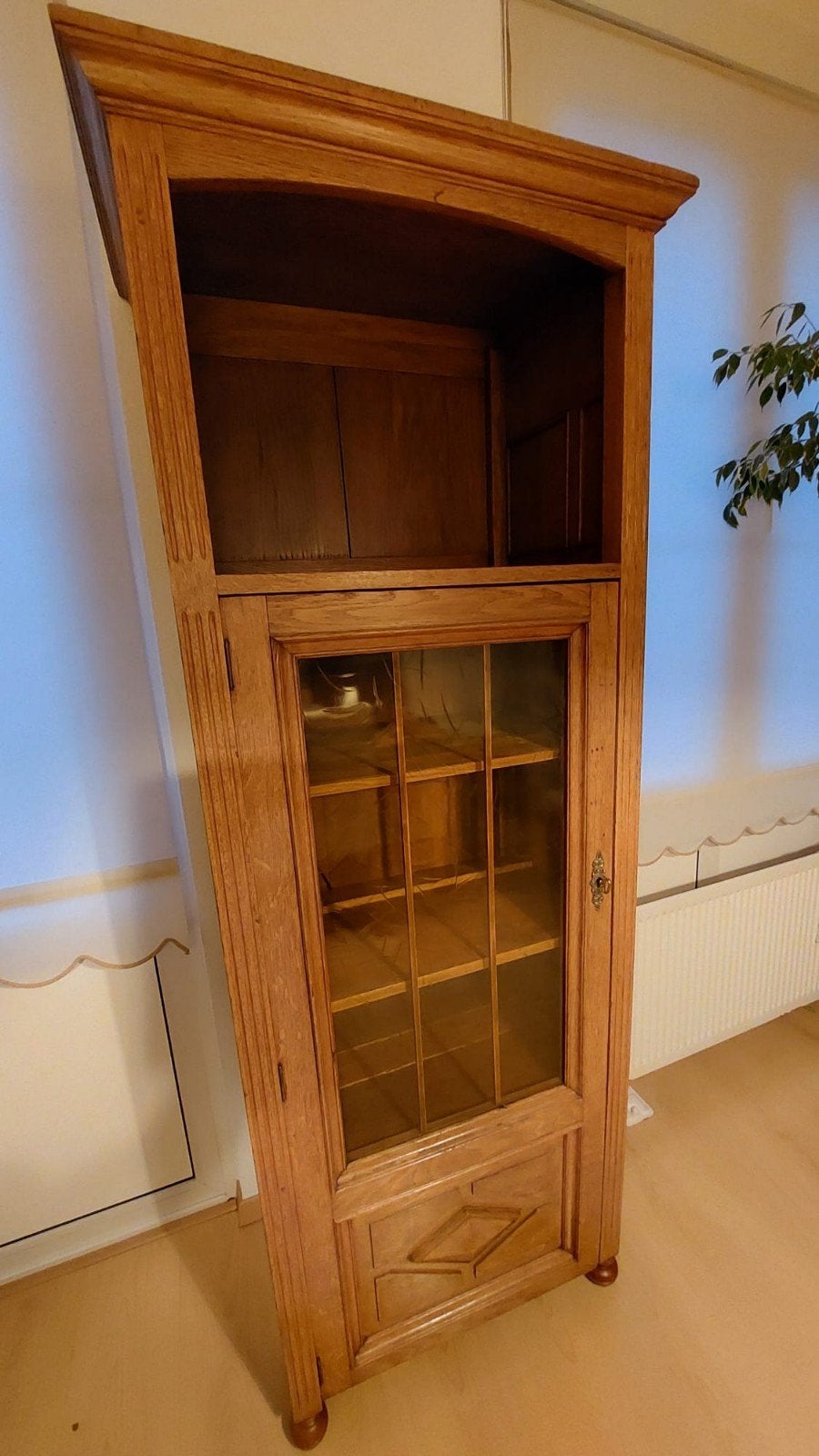 Antieke houten vitrinekast met glazen deur, Ophalen