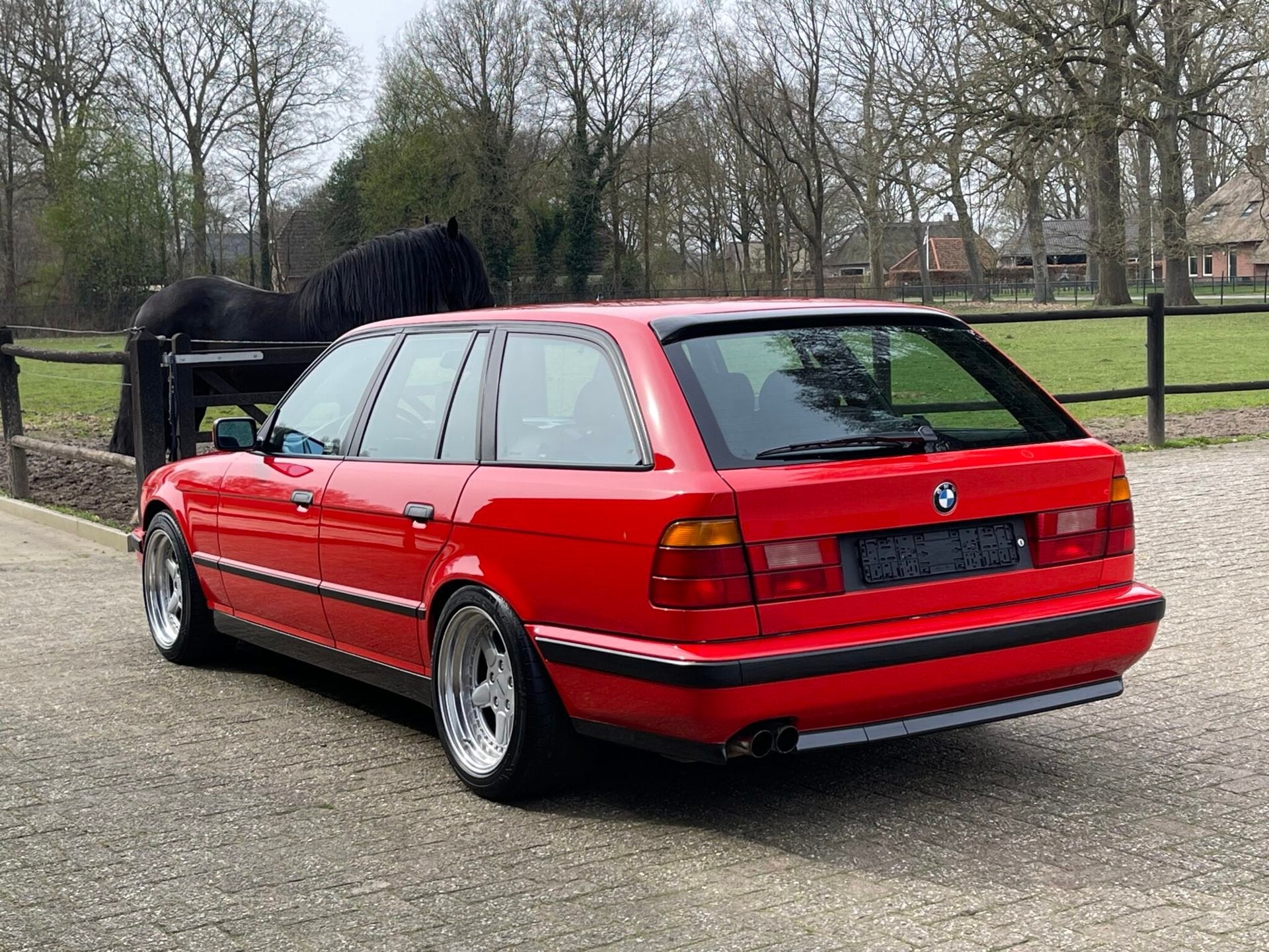BMW M5 Touring E34 Mugello Red, foto 5