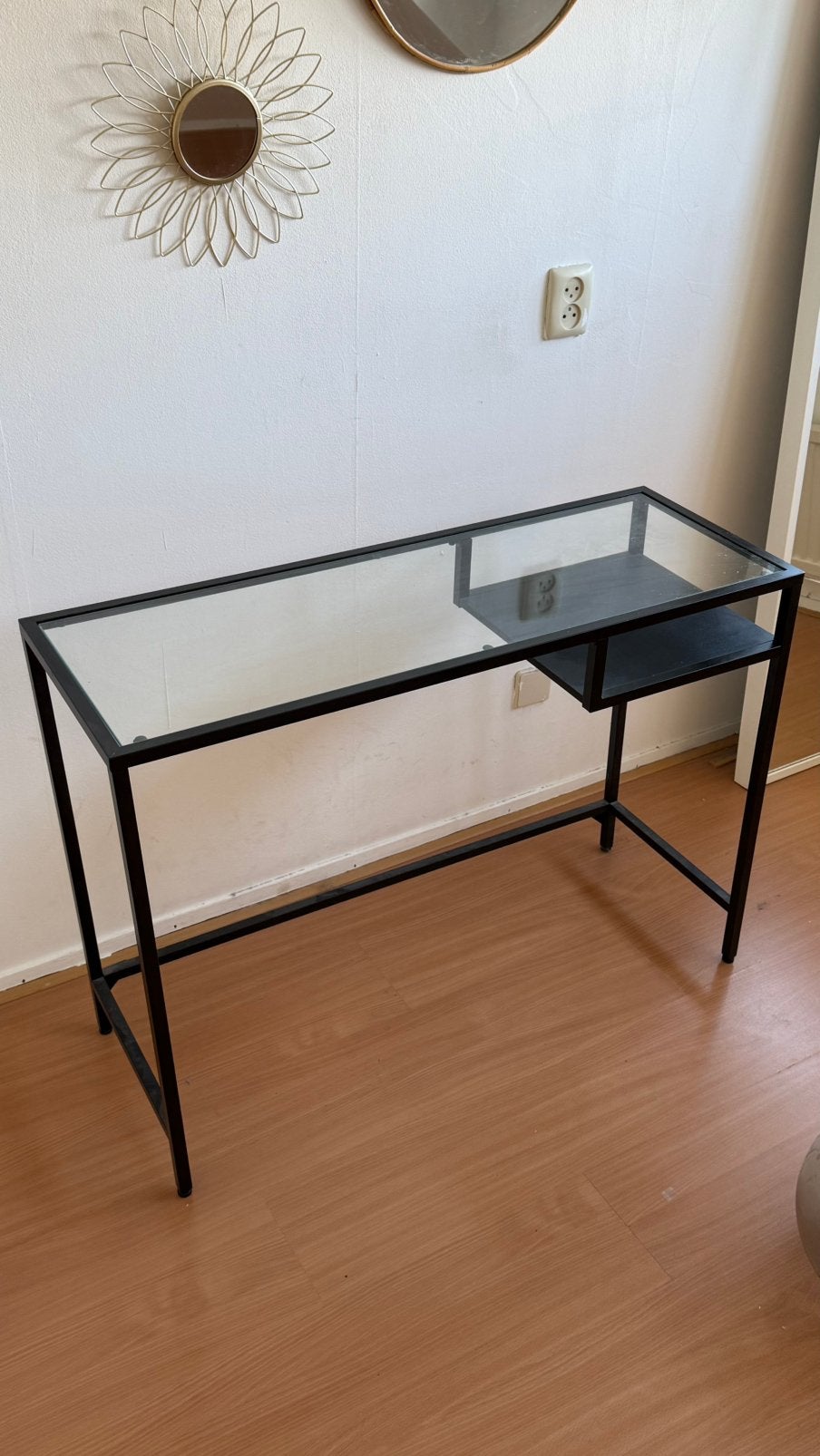Klein bureau met glazen blad, Huis en Inrichting, Ophalen, 50 tot 100 cm, Zo goed als nieuw, Glas