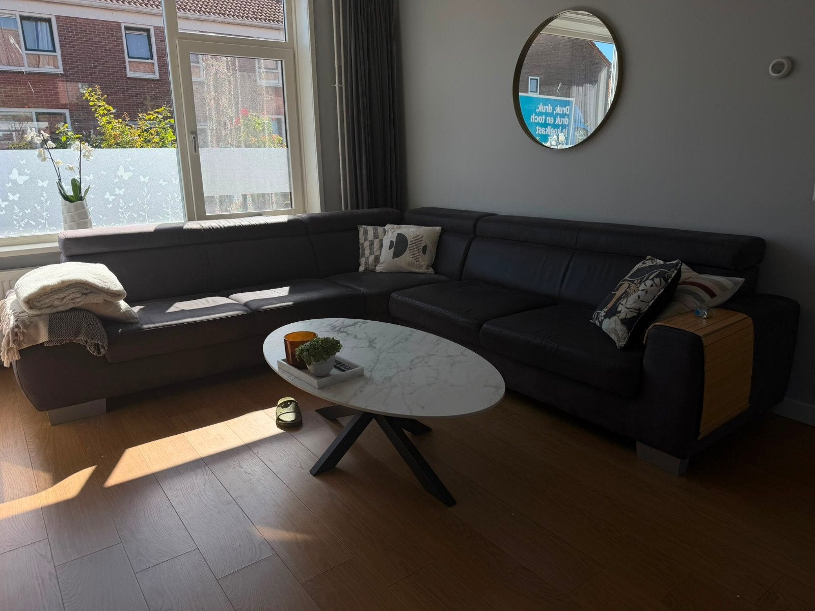 Comfortabele hoekbank in goede staat mer bruin rond tafel, Huis en Inrichting, Banken | Bankstellen, 250 tot 300 cm, Gebruikt