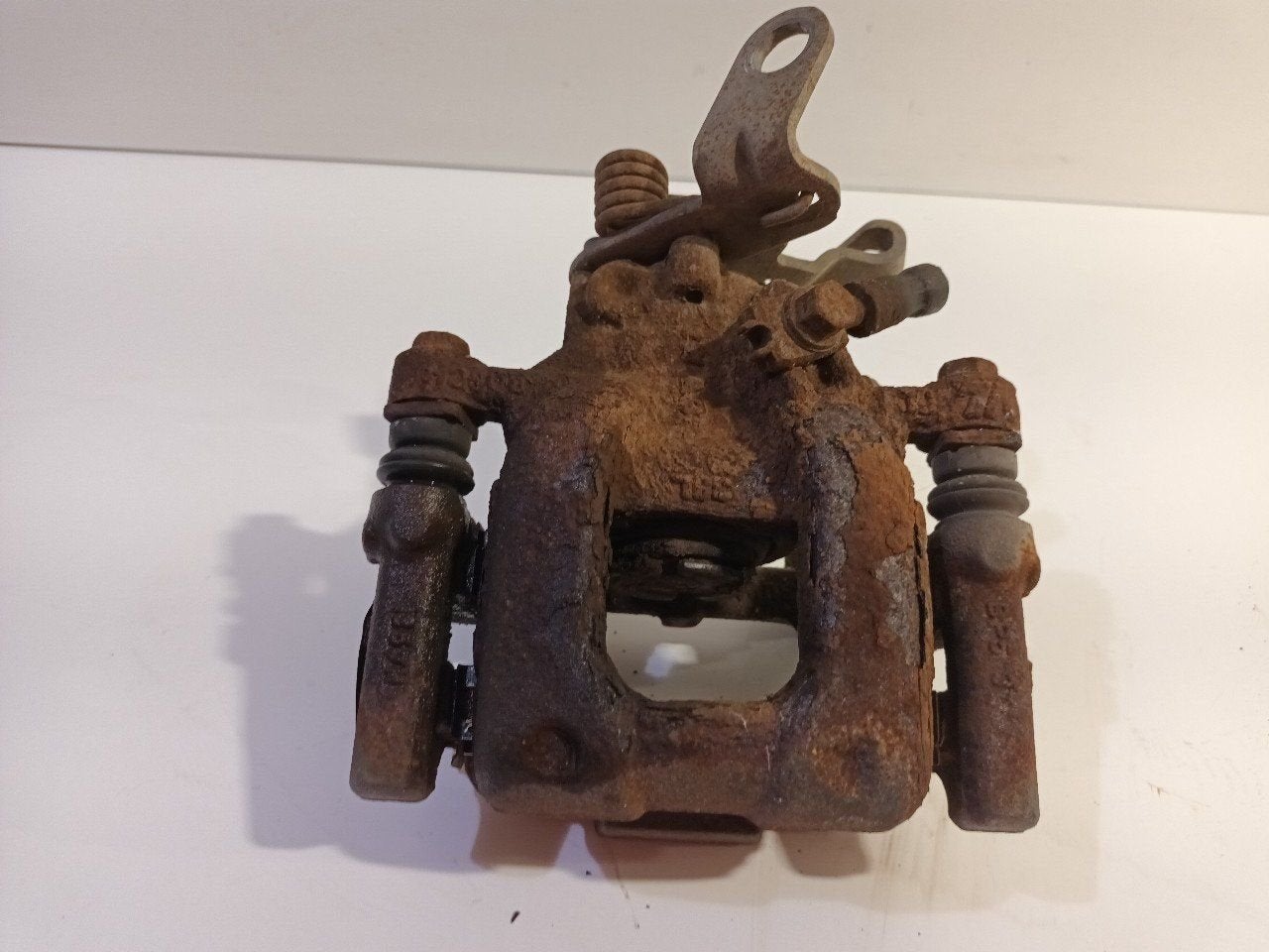 Remklauw links achter Volkswagen Golf, Onderdelen@venauto.nl, Van der Ven Autorecycling B.V., Gebruikt, Ettenseweg 76, 4706 PB Roosendaal, The Netherlands