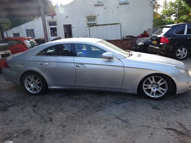 Mercedes 320 CLS bj 2006 diesel AUT zilver voor demontage., Gebruikt, -, Ophalen of Verzenden, -