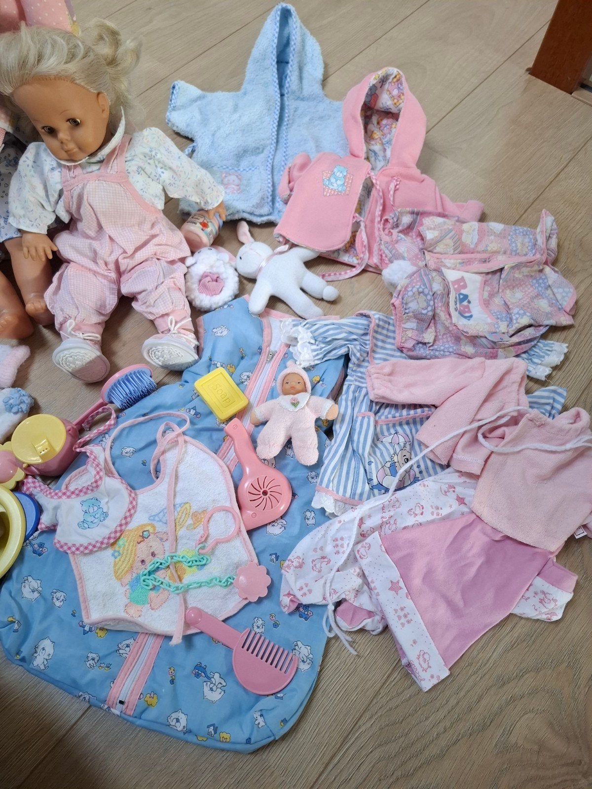 2 poppen met kleding en accessoires, Ophalen, Babypop
