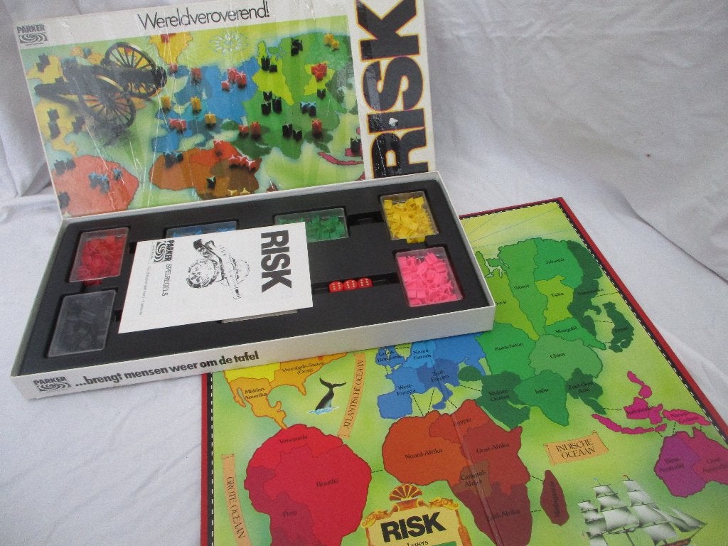 RISK in Witte doos.v.a 15,00, Hobby en Vrije tijd, Gezelschapsspellen | Bordspellen, Vijf spelers of meer, Ophalen of Verzenden