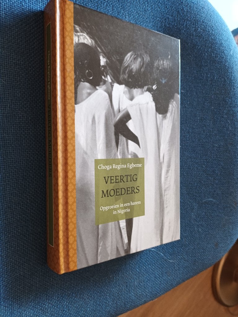 Egbeme,Choga Regina-Veertig moeders-Opgroeien in een HAREM, Ophalen of Verzenden, Gelezen, Egbeme, Choga Regina, Nederland