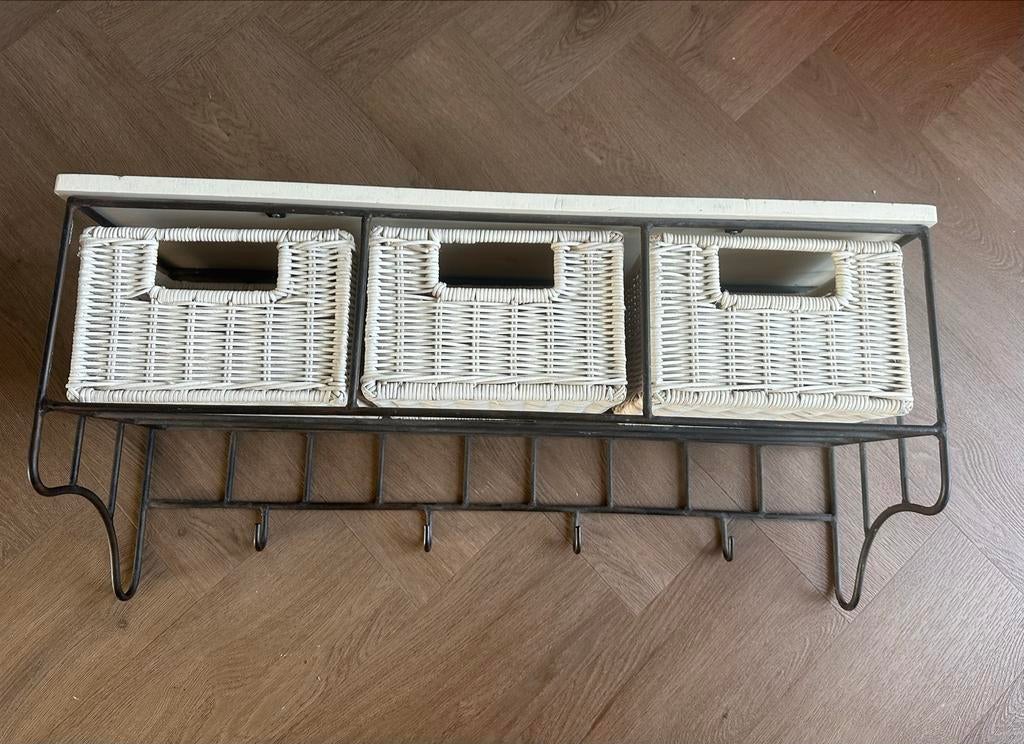 Rotan kapstok met manden en haken, Ophalen, Gebruikt