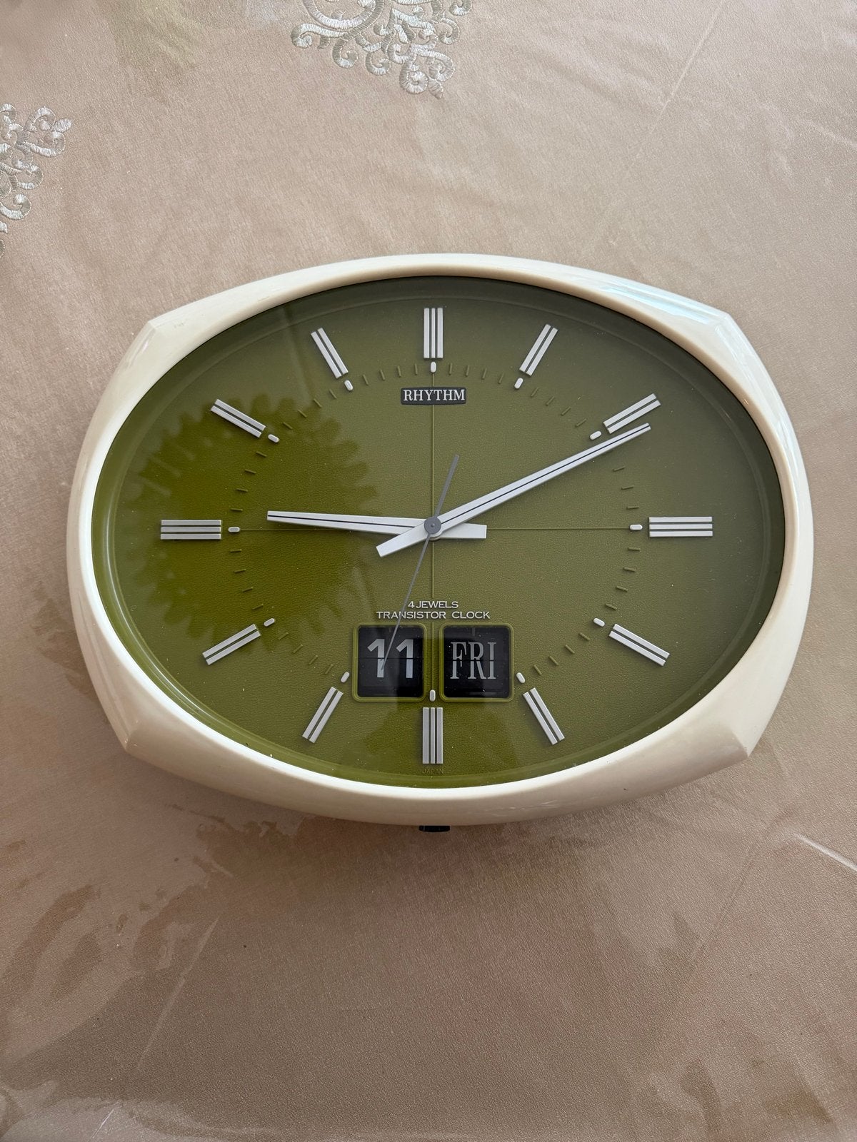 Vintage Rhythm wandklok met datumweergave, Vintage, Analoog, Ophalen of Verzenden, Groen
