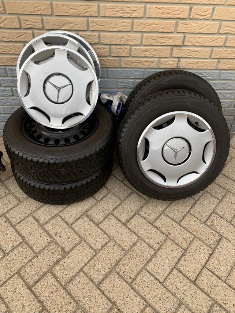 Mercedes autobanden met wieldoppen, Auto diversen, Auto-accessoires, Ophalen, Zo goed als nieuw