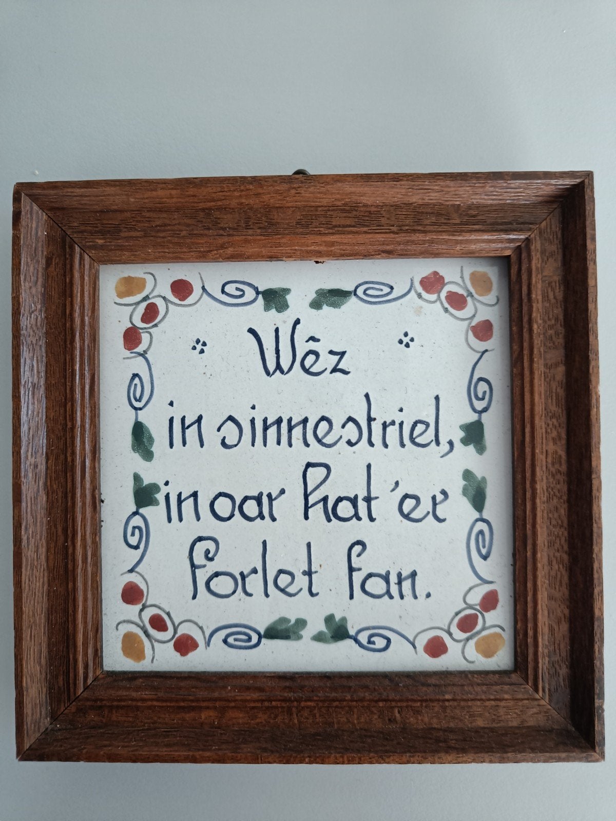 Vintage Tegeltje met Spreuk - 'Wêz in sinnestriel', Ophalen of Verzenden