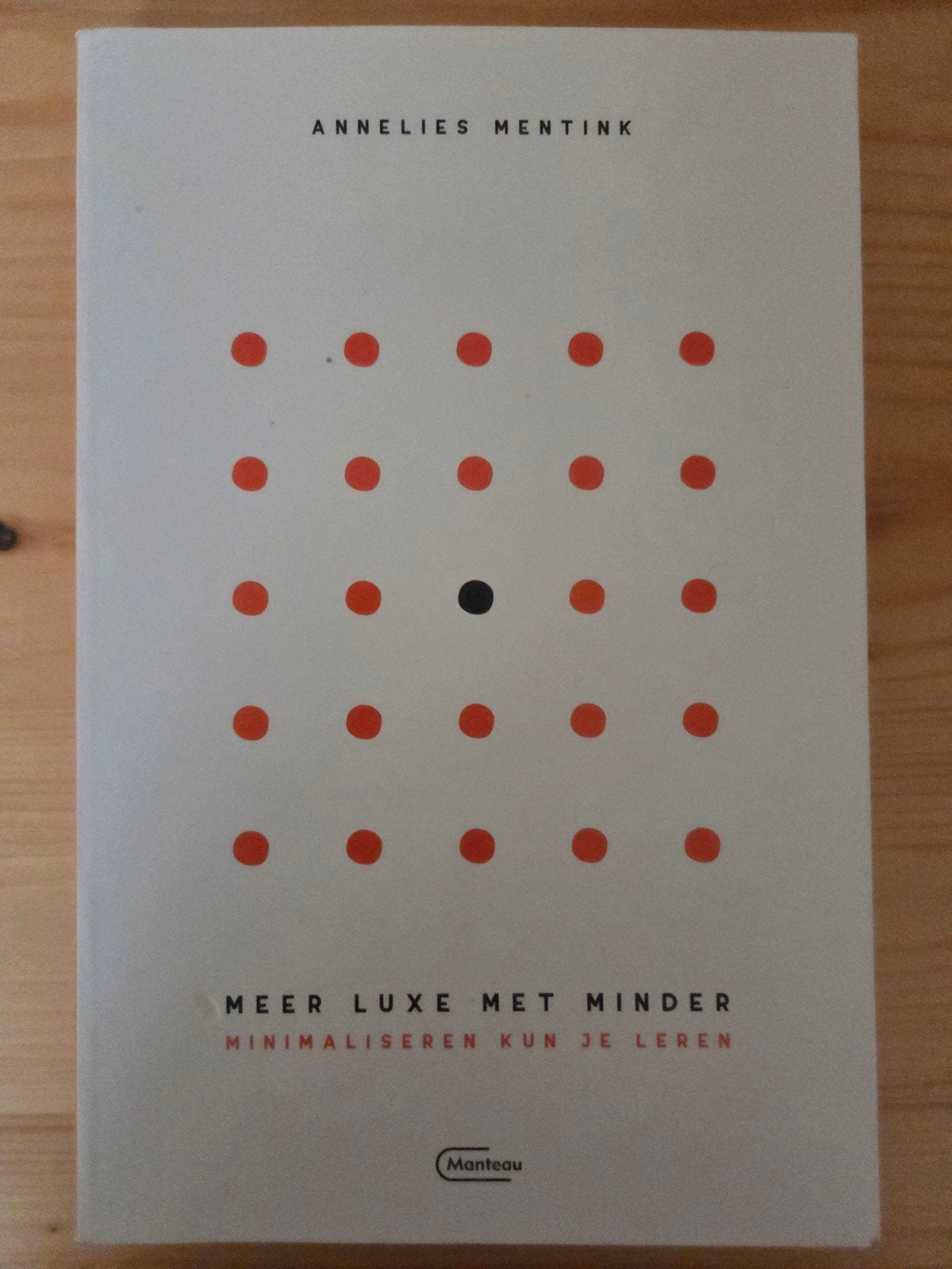 Annelies Mentink - Meer luxe met minder, Gelezen, Ophalen of Verzenden, Interieur en Design, Annelies Mentink