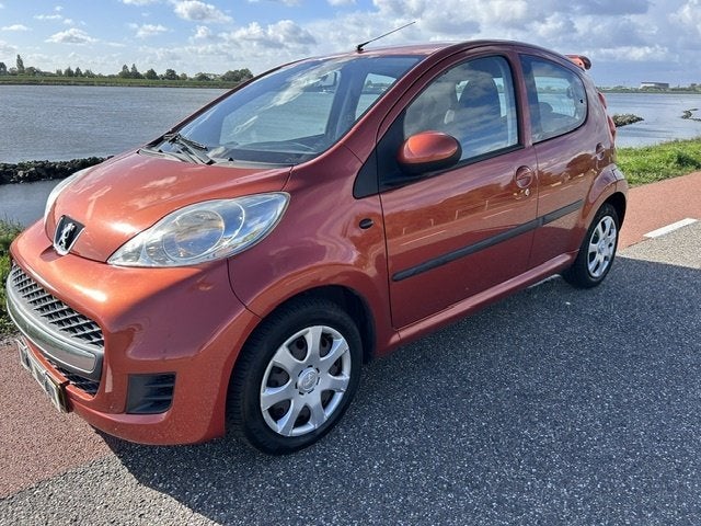 Peugeot 107 5 deurs 2010 airco 6 maanden garantie, nwe koppe, Auto's, Keurmerk '100% Onderhouden', Dealer onderhouden, Gebruikt