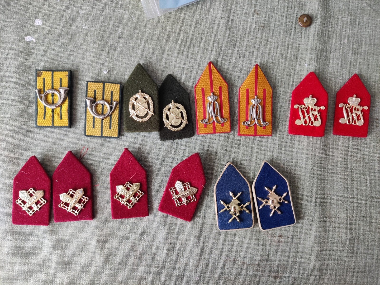 7 setjes kraagspiegels, Ophalen of Verzenden, Embleem, Speld of Insigne