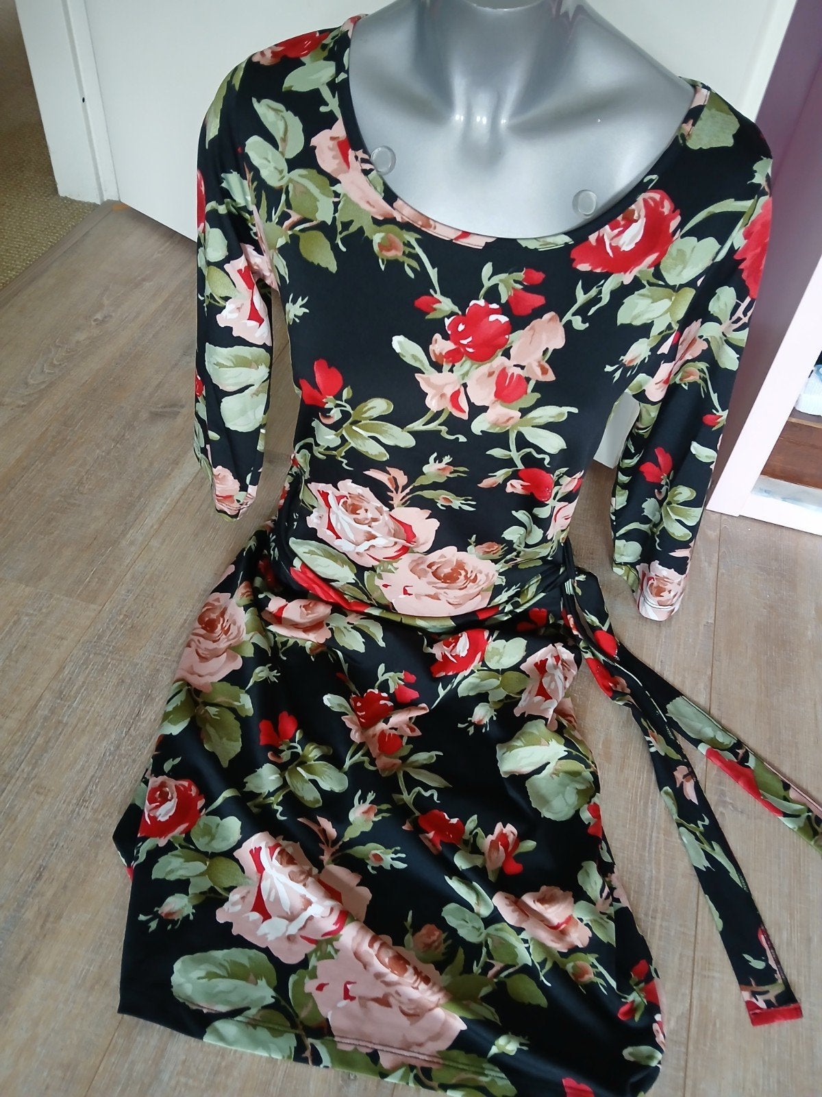Nieuw King Louie Jurk met Bloemenprint - Maat M, Ophalen of Verzenden, Nieuw, Onder de knie