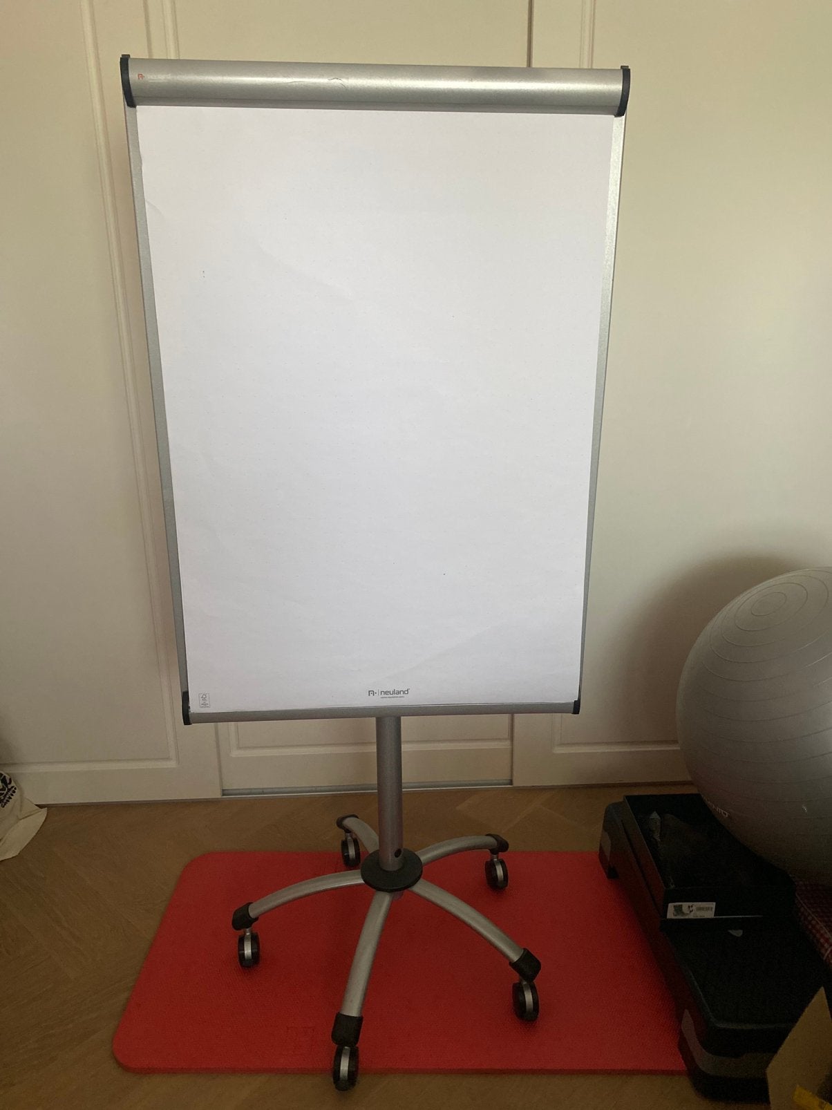 Neuland Flipchart inclusief 3 rollen papier, Ophalen, Zo goed als nieuw, Overige typen