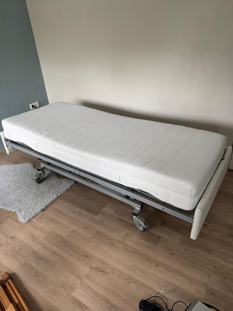 Hoog- Laag bed volledig electrisch verstelbaar, Ophalen, Verstelbaar, Eenpersoons, Wit