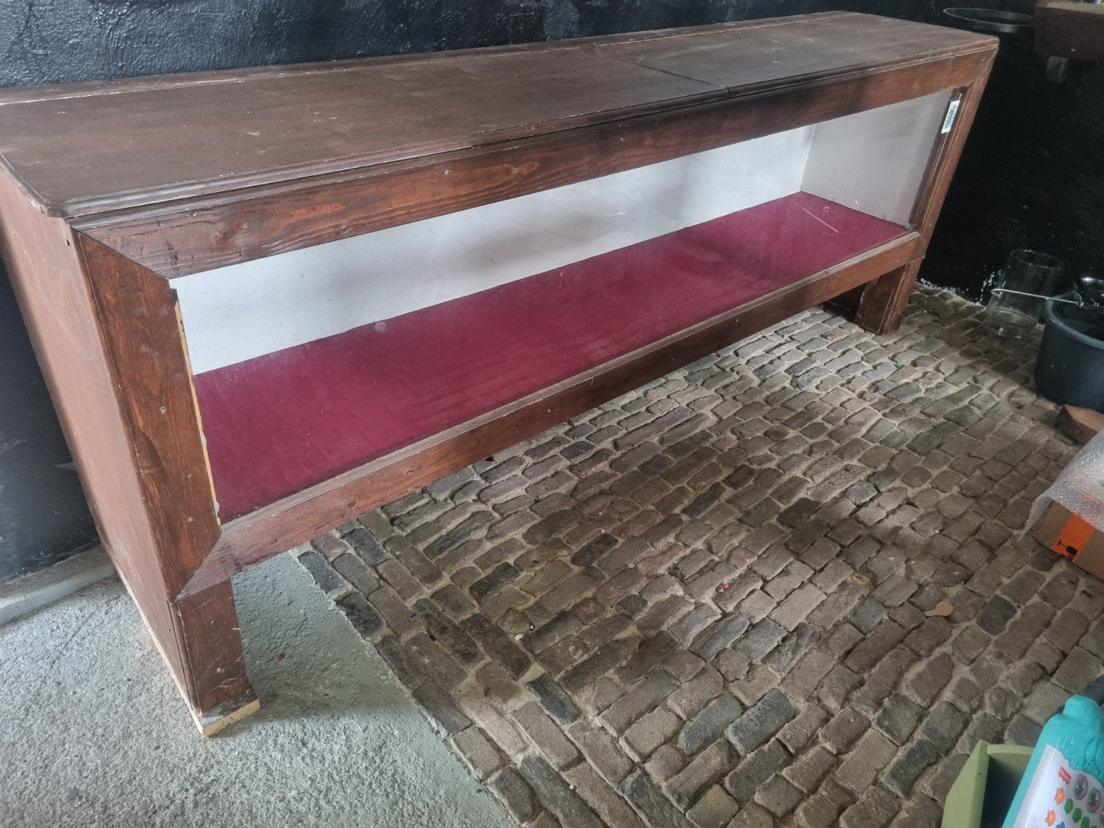 gratis houten vitrinekast met rode bekleding 240x90x50, Ophalen