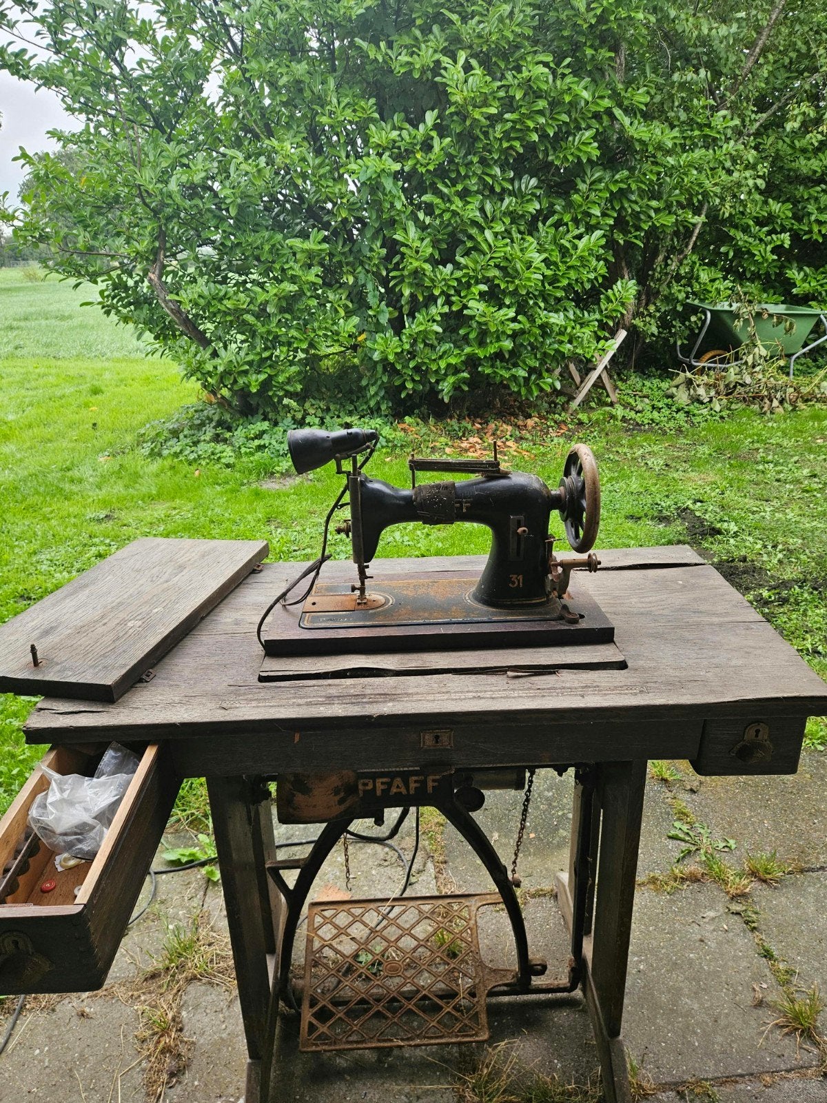 Antieke Pfaff 31 naaimachine met onderstel, Ophalen