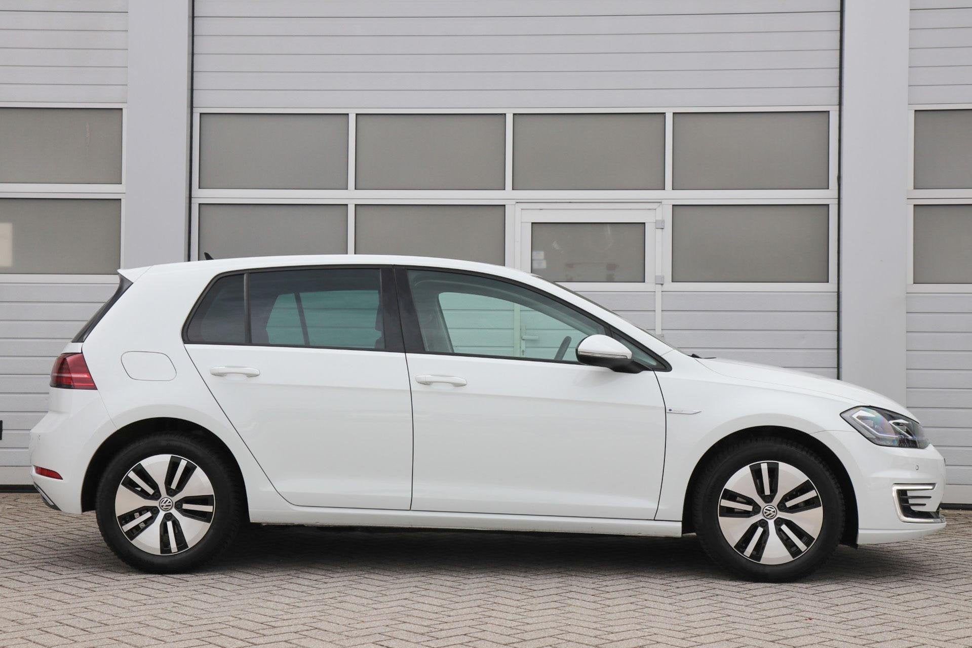 Volkswagen e-Golf 136pk | SoH 90% | Warmtepomp | Leer | Stoe, 12 maanden, 136 pk, Gebruikt, Zwart
