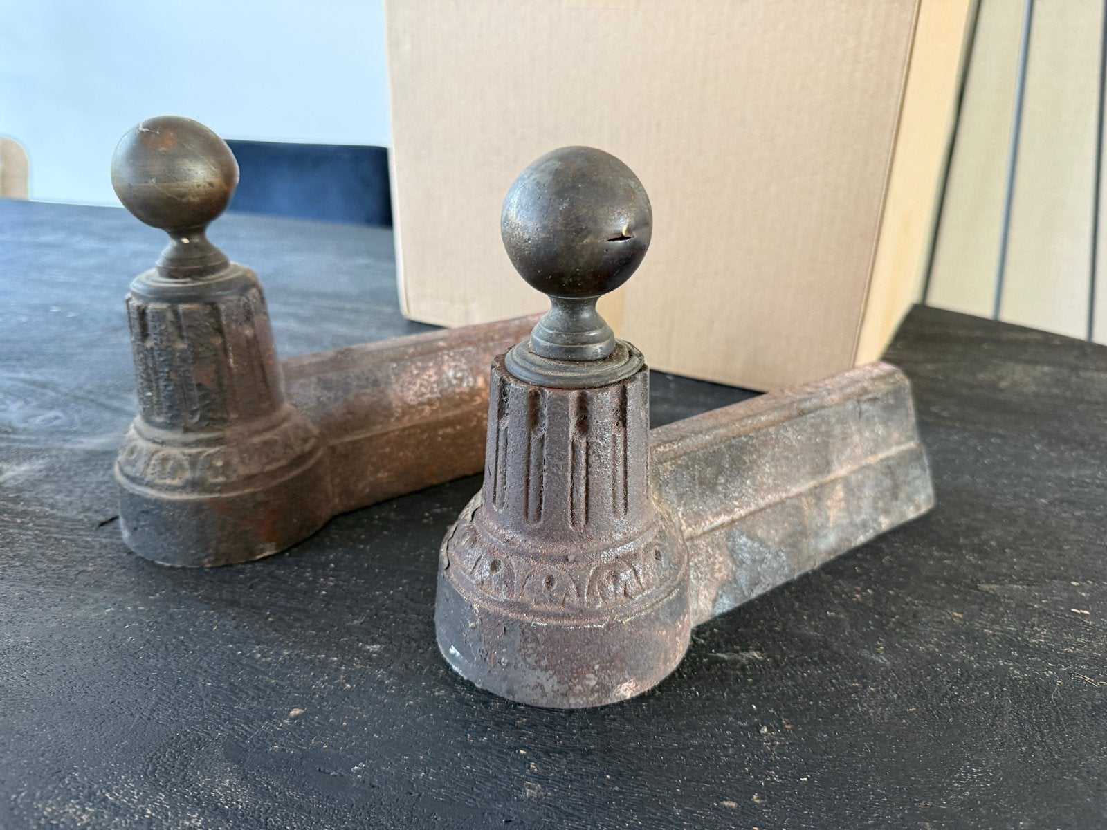 Antieke gietijzeren haardbokken met bolornament, Ophalen