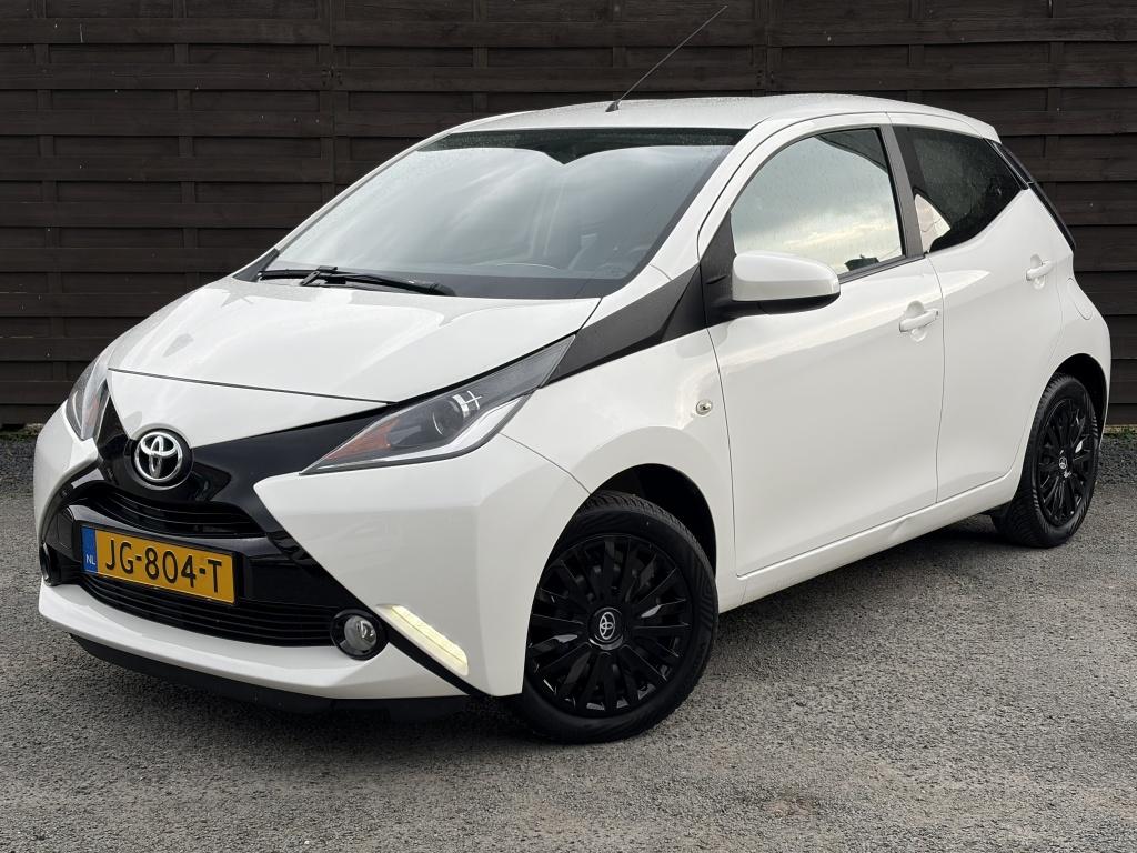 Toyota Aygo 1.0 VVT-i x-play / AC / CAMERA / GR.SCHERM / NAP, Voorwielaandrijving, Gebruikt, Euro 6, 4 stoelen