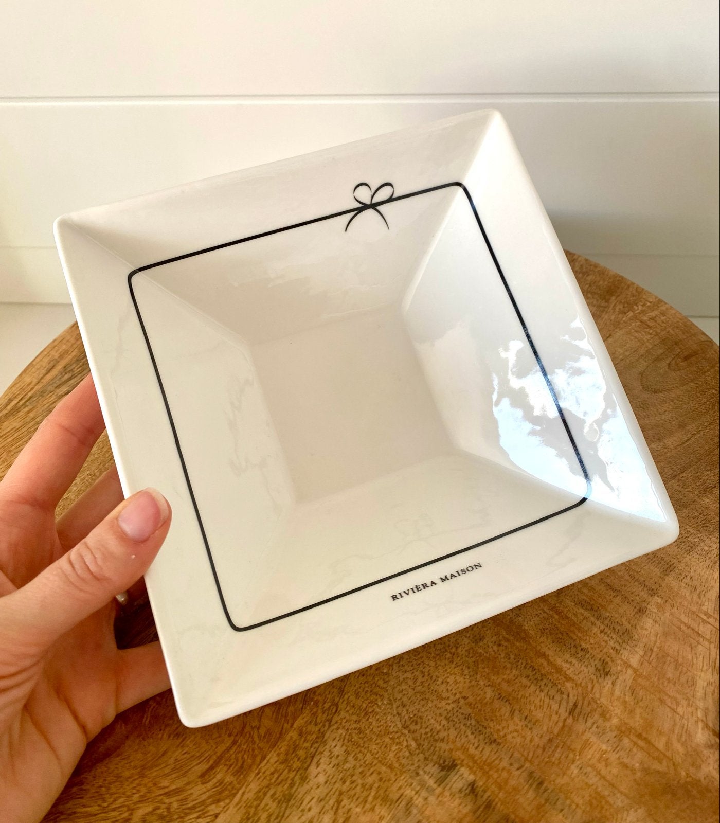 Riviera Maison Happy Bow Bowl - Zo goed als nieuw, Overige merken, Keramiek, Ophalen of Verzenden, Modern