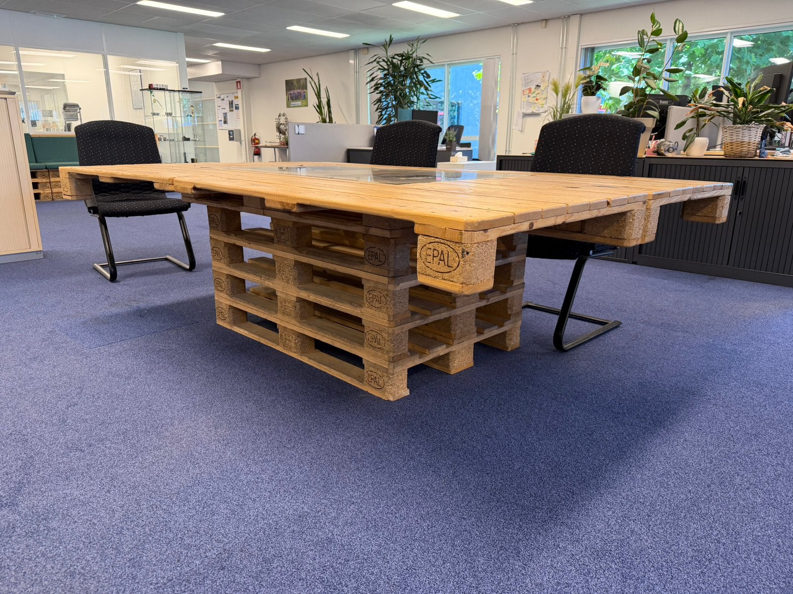 Tafel gemaakt van Europallets, Huis en Inrichting, Tafels | Eettafels, Ophalen, Gebruikt, 100 tot 150 cm, 200 cm of meer