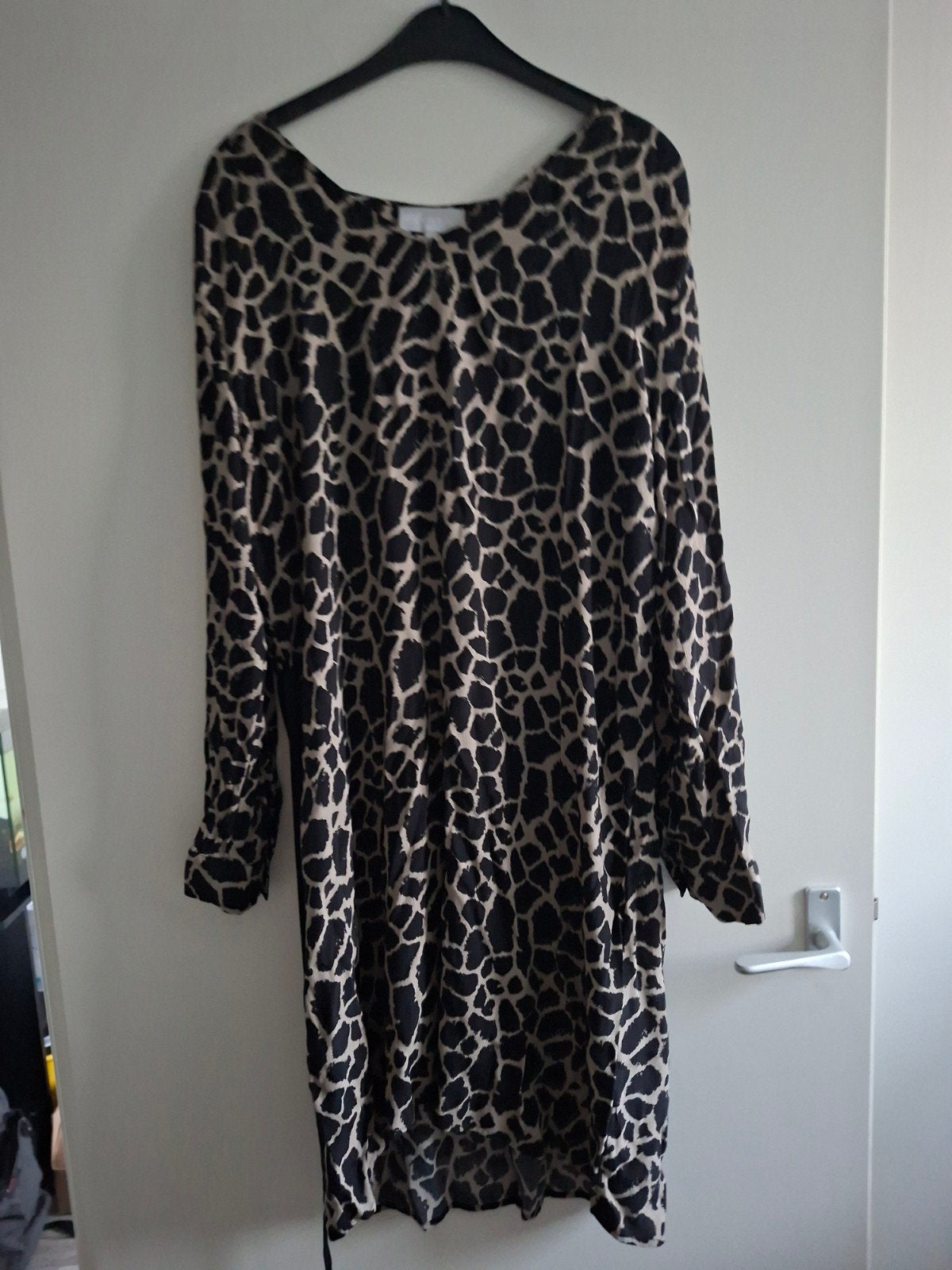 Elvira Collections jurk met giraffe print - Maat 42, Zwart, Maat 42/44 (L), Ophalen of Verzenden, Gedragen