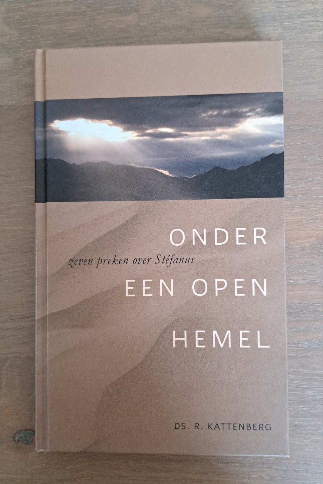 R. Kattenberg - Onder een open hemel, Boeken, Ophalen of Verzenden, Zo goed als nieuw, R. Kattenberg