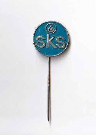 volmetaal speld SKS met druppel, Verzamelen, Ophalen of Verzenden, Overige onderwerpen, Speldje of Pin