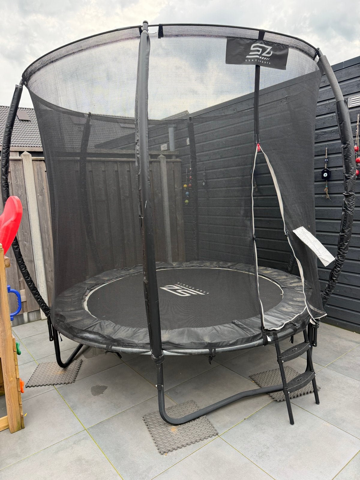 Trampoline 244cm met veiligheidsnet en ladder., Ophalen, Zo goed als nieuw