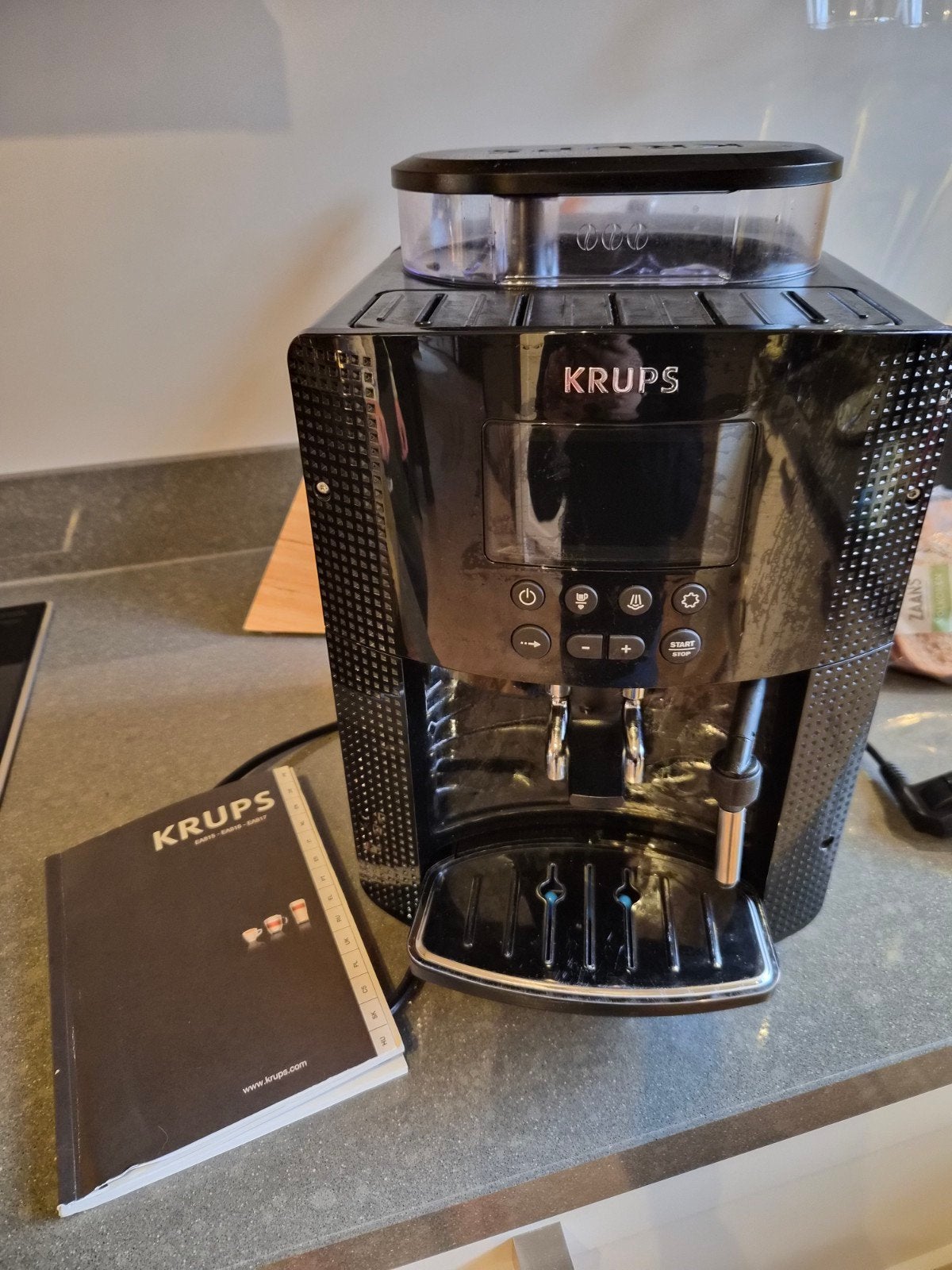 Krups volautomatische espressomachine EA8150, Espresso apparaat, Koffiebonen, Zo goed als nieuw, 2 tot 4 kopjes