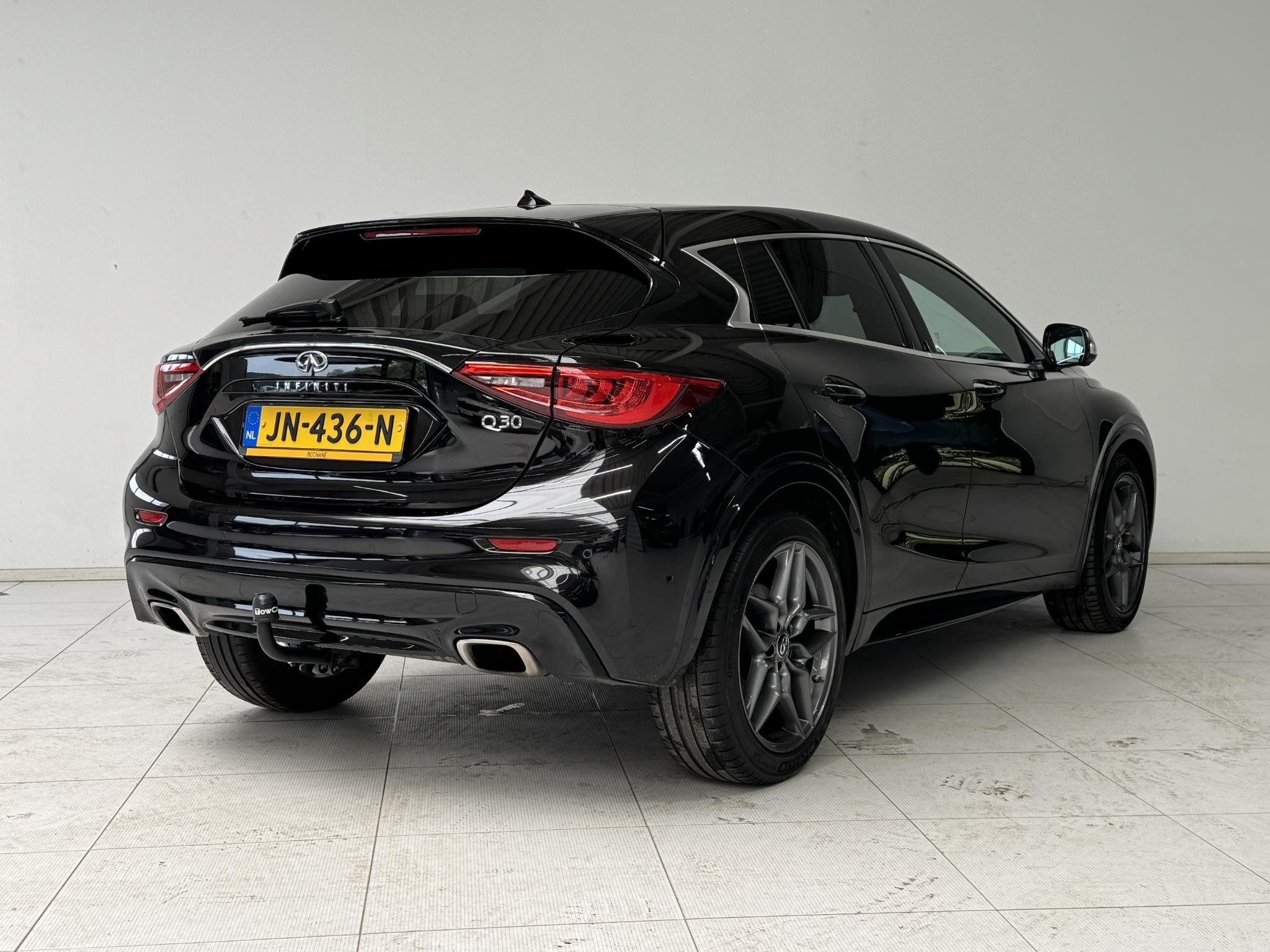 Infiniti Q30 1.6t Premium Tech | Navigatie | 360° Camera |, Gebruikt, Zwart, Bedrijf, Onderhoudsboekje
