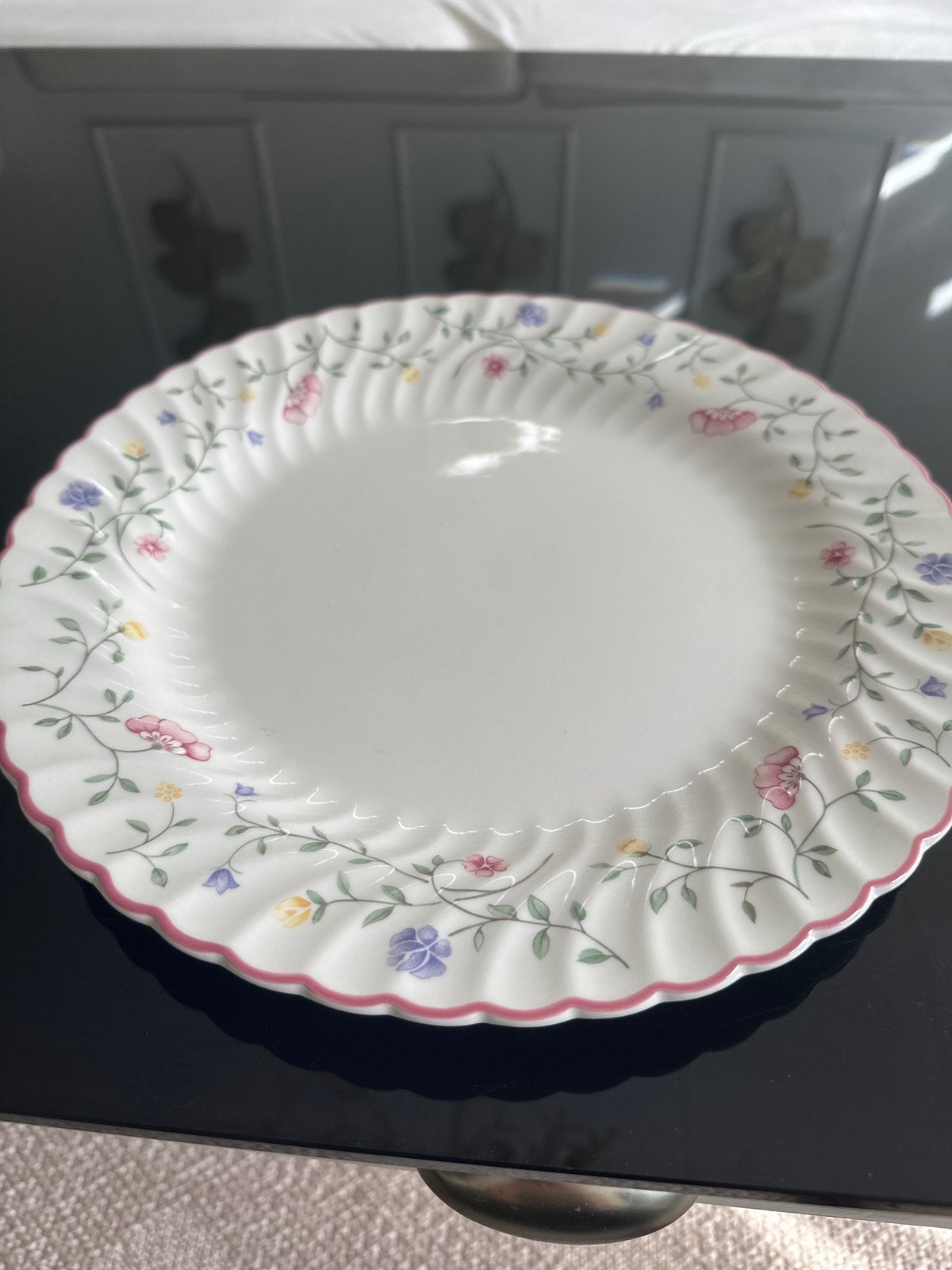 Johnson Brothers Borden bord met bloemmotief, Keramiek, Ophalen of Verzenden, Zo goed als nieuw, Bord(en)