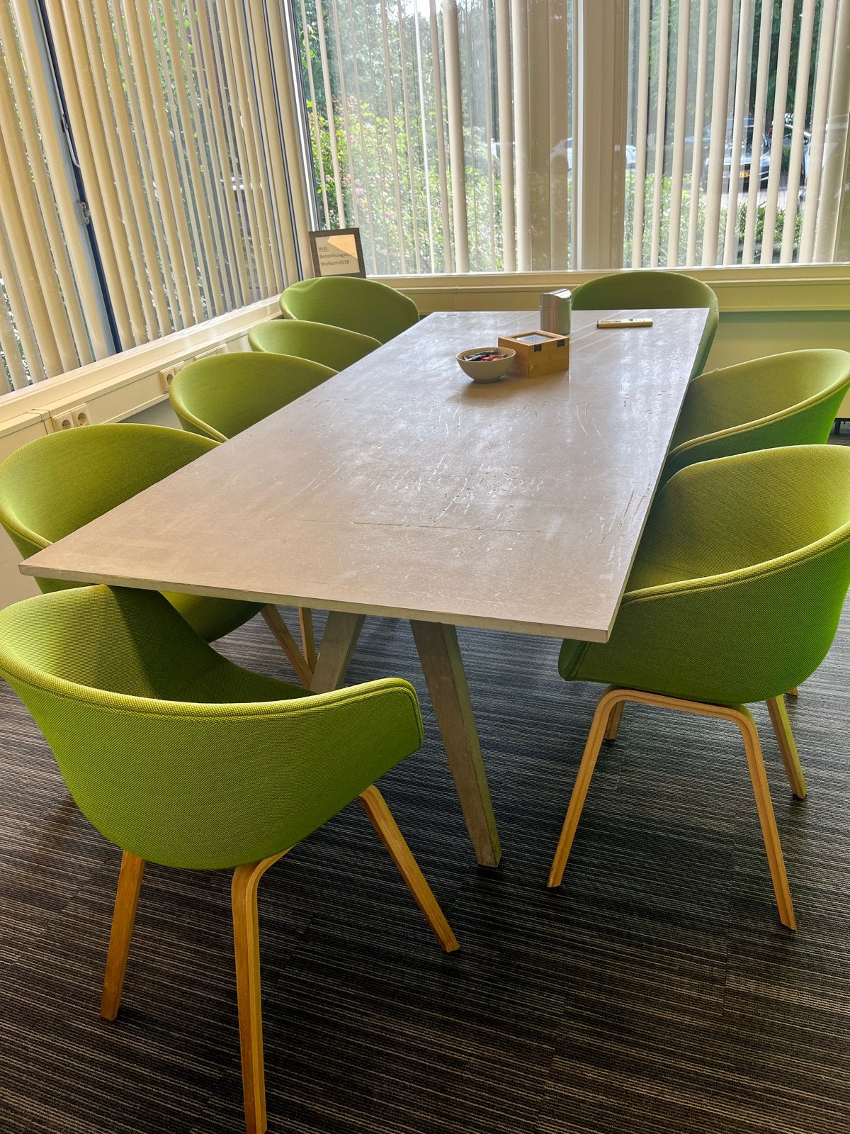 Moderne betonnen vergadertafel met groene stoelen, Gebruikt, Overige kleuren, Ophalen of Verzenden, Vijf, Zes of meer stoelen