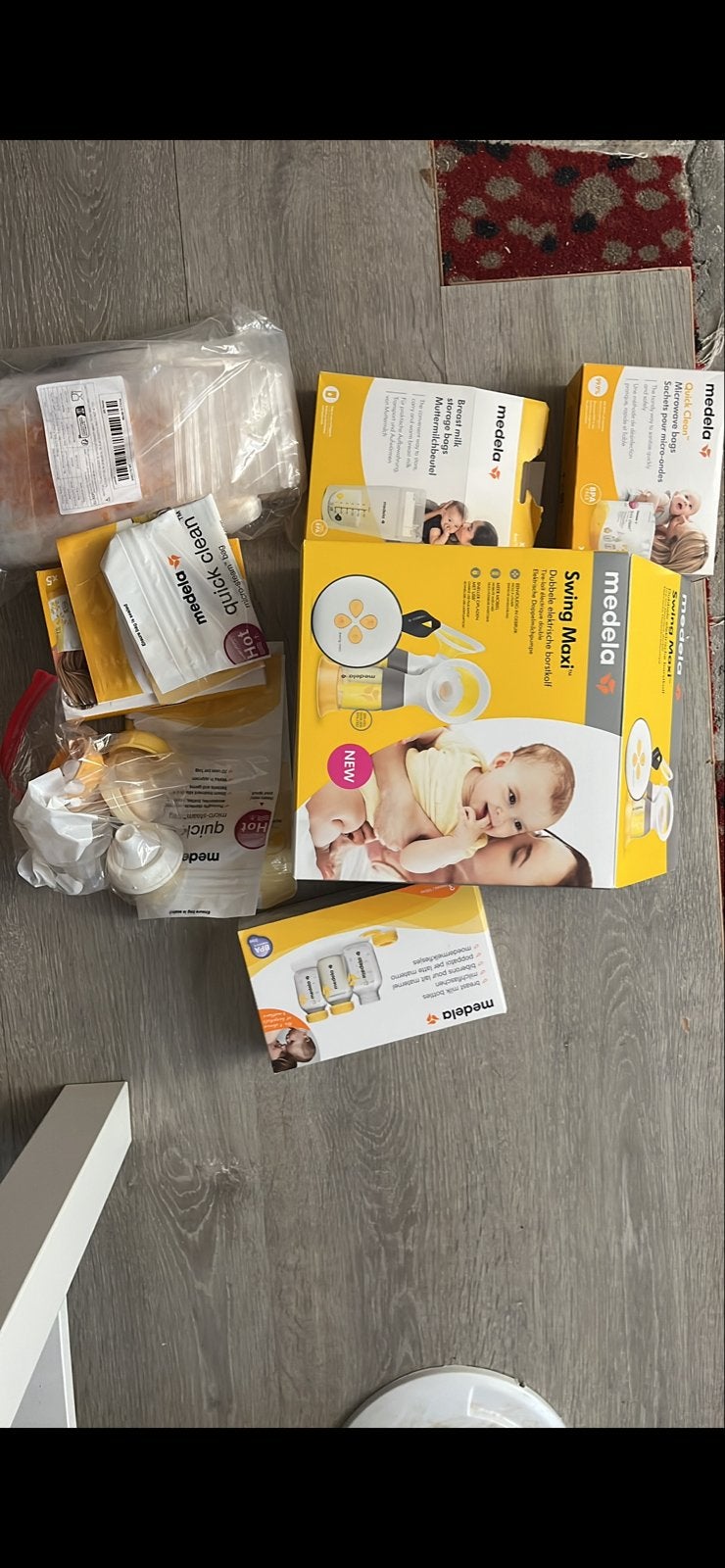 Medela Swing Maxi kolfapparaat met accessoires en flesjes, Ophalen of Verzenden, Zo goed als nieuw