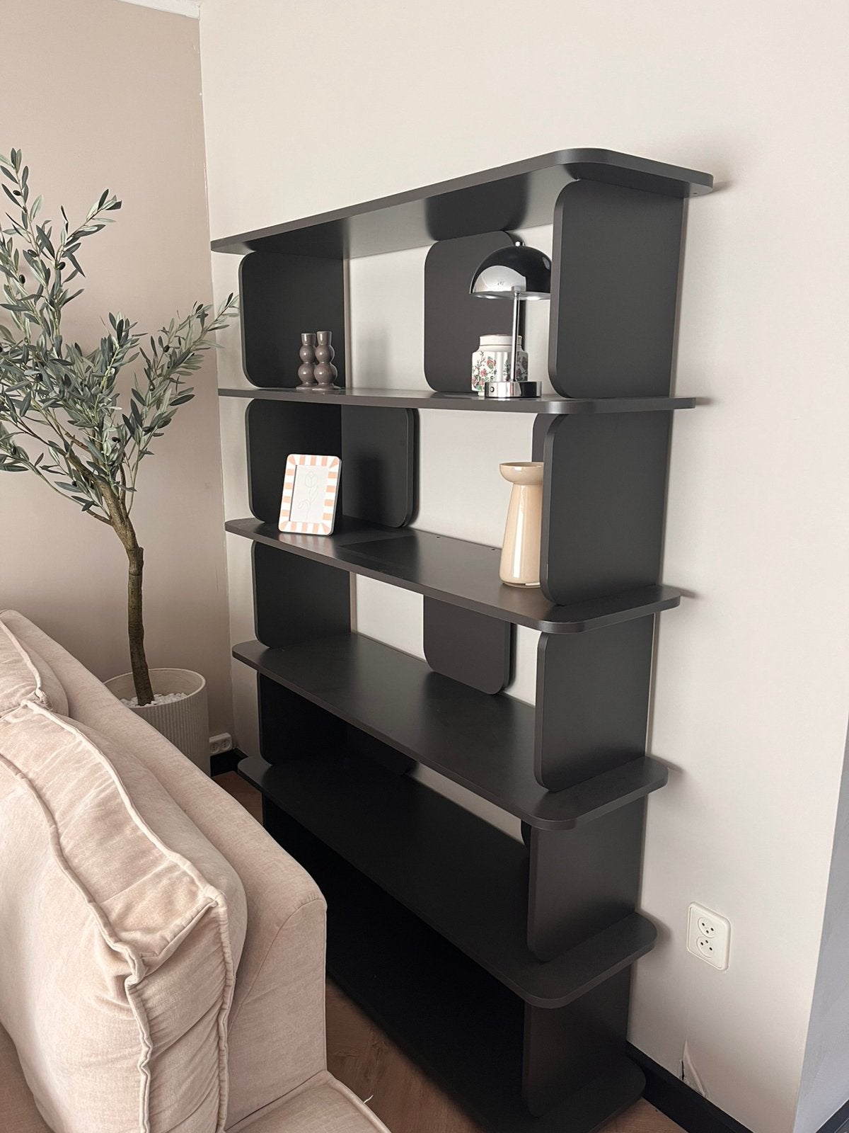 KARWEI wandkast Charlie bruin hout hoog model, Huis en Inrichting, Kasten | Wandmeubels, Ophalen of Verzenden, Zo goed als nieuw